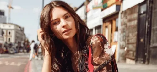 Emily Ratajkowski fait le buzz en posant avec ses aisselles poilues...