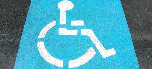 Orléans : un basketteur se gare sur une place handicapée