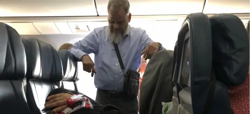 Avion : un homme reste debout pendant 6h de vol pour laisser sa...