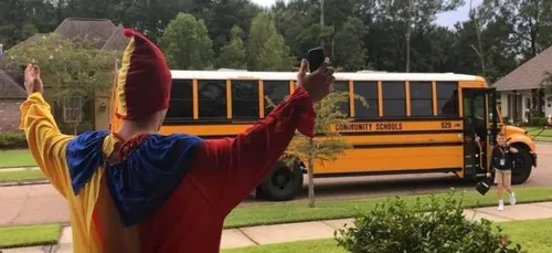 Il récupère son petit frère tous les jours à l'arrêt de bus avec un...