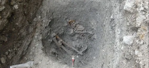 Archéologie : un deuxième squelette retrouvé les mains liées dans...