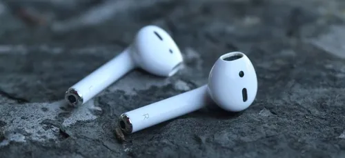 De faux Airpods comme bijoux, la nouvelle tendance mode ! (photos)