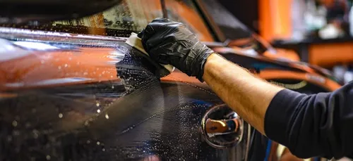 En nettoyant sa voiture, un homme trouve un ticket de jeu à gratter...