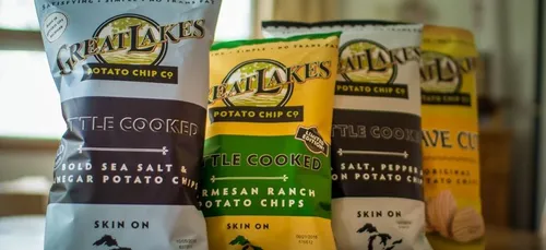 On refuse qu'il paye ses chips à crédit, il revient avec un sabre