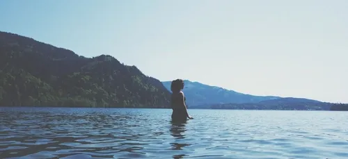 Jaloux, il offre un maillot de bain exceptionnel à sa petite amie...