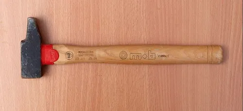 Angers : alcoolisée, elle s’en prend à des passants avec un marteau