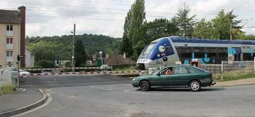Indre-et-Loire : accident entre un train de fret et une voiture