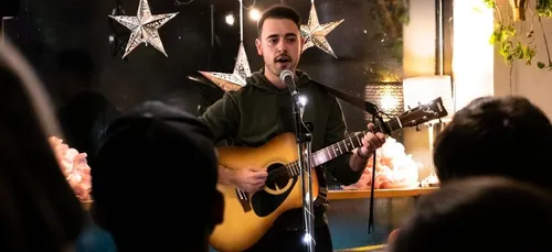 Il annonce sa démission à son patron avec une chanson hilarante...