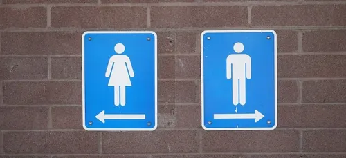 Une entreprise installe des toilettes inclinées pour raccourcir la...