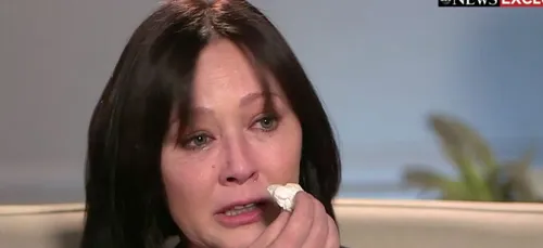 L’actrice Shannen Doherty, en larmes, annonce la rechute de son...