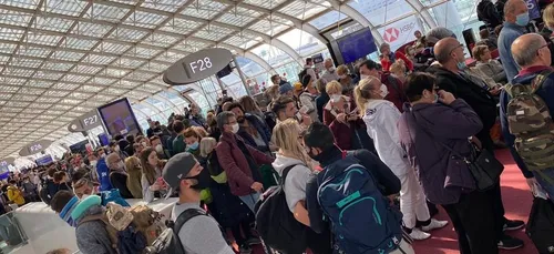En plein confinement, l’aéroport Roissy-Charles De Gaulle est bondé...