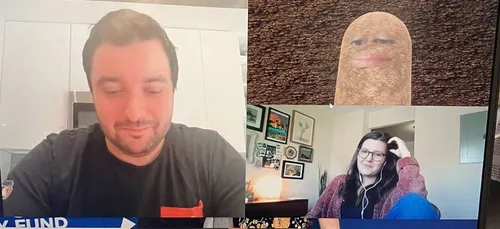 La boss est bloquée en filtre patate lors d’une téléconférence avec...