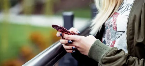 StopCovid : la France développe une application pour identifier les...