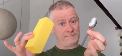 Un magicien dévoile ses tours pour faire passer le temps (vidéo)