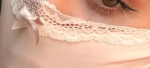 Une artiste transforme ses culottes en masques de protection !...