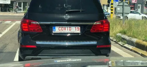 Un automobiliste personnalise sa plaque d’immatriculation avec «...