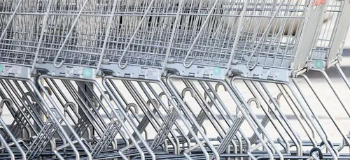 Ils essaient de repartir du supermarché avec un chariot de...