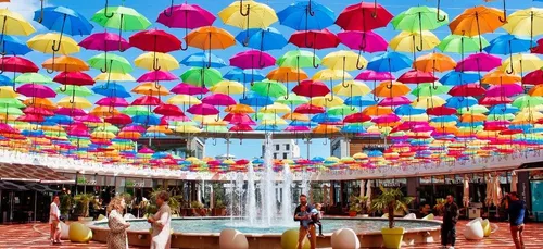 Tours : des parapluies survolent L’Heure Tranquille
