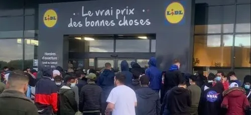 Une PS4 vendue 95 euros provoque des émeutes, la police débarque...