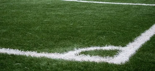 Reprise de Ligue 1 de foot: invité surprise, le Covid chamboule tout