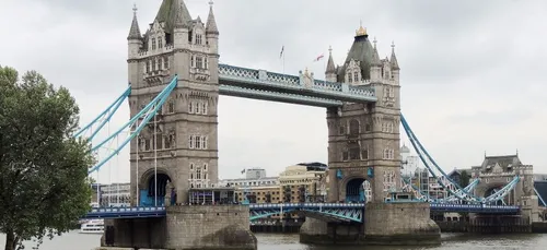 Le Tower Bridge de Londres est resté bloqué après le passage d’un...