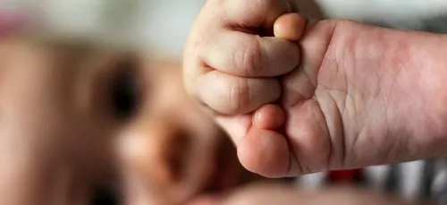 Congé paternité : "7 jours obligatoires" sur un mois