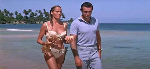 James Bond : le bikini d’Ursula Andress estimé à 425 000 euros aux...