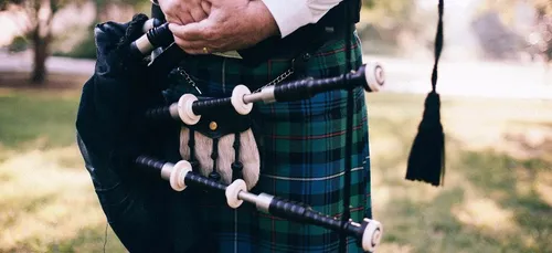 Un homme joue de la cornemuse en pleine rue pour annoncer le...