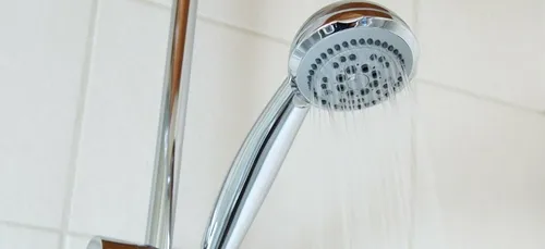 Allergique au froid, il frôle la mort en sortant de la douche