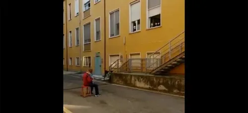 Privé de visite à sa femme hospitalisée, cet octogénaire joue de...