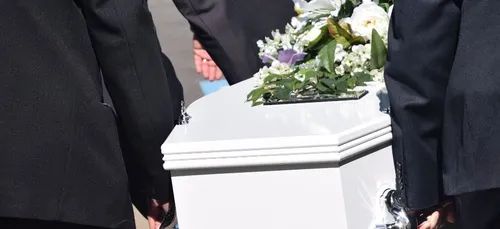 Un homme déclaré mort et incinéré retourne chez lui... en vie !