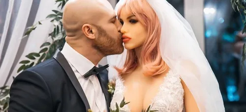 Il se marie avec…sa poupée sexuelle (vidéo)