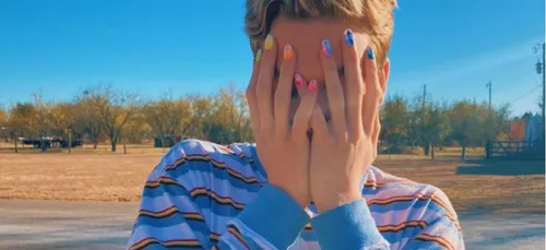 Un adolescent exclu de son lycée pour avoir mis du vernis à ongles