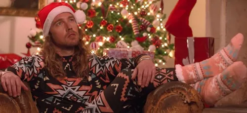 Julien Doré dévoile sa parodie "All I Want For Christmas Is Nous"...