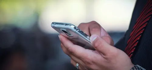 Après avoir filmé sous les jupes des filles, il est acquitté car...