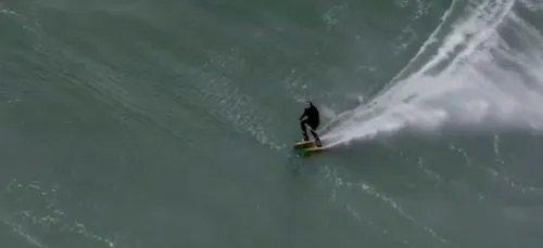 Un homme surfe sur une vague géante… avec des skis (Vidéo)