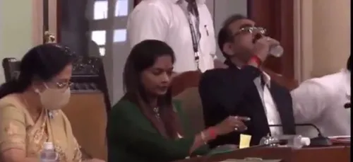 Un homme boit accidentellement du gel hydroalcoolique en pleine...