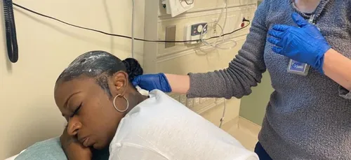 Faute de gel, elle applique de la super glue sur ses cheveux et se...