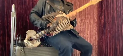 Fan de musique métal, il fabrique sa guitare à partir… des os de...