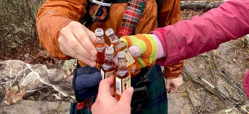 Illusion d’optique : un groupe d’amis qui trinque en forêt affole...