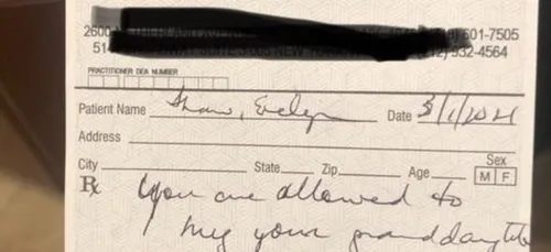 Un médecin prescrit des câlins à une grand-mère après son vaccin...