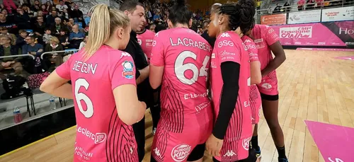 Les joueuses du Fleury Loiret Handball saluent la nouvelle...