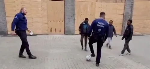 Quand des policiers se mettent à jouer au football avec les jeunes...
