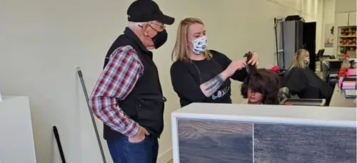Un septuagénaire se rend dans une école de coiffure pour apprendre...