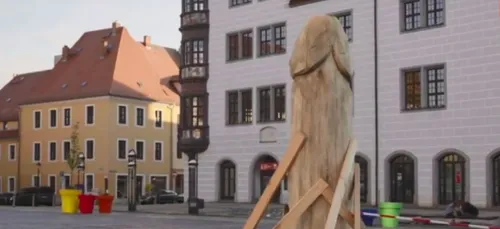 Allemagne : une sculpture de deux mètres en forme "d'asperge"...