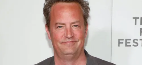 Friends : Matthew Perry drague une jeune femme sur un site de...