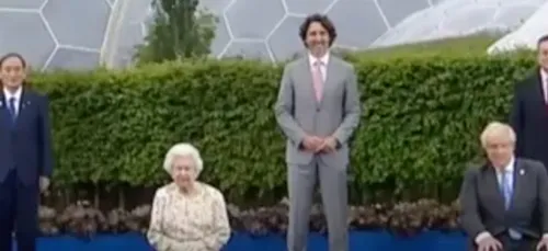 La blague de la reine Elizabeth II fait rire pendant la photo...