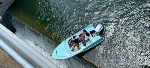 Un bateau de touristes coincé au-dessus d’une cascade (Vidéo)