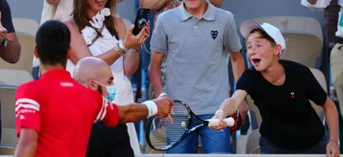 Un enfant explose de joie après que Novak Djokovic lui ait offert...