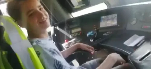 Pays-Bas : un conducteur laisse un adolescent de 15 ans conduire un...